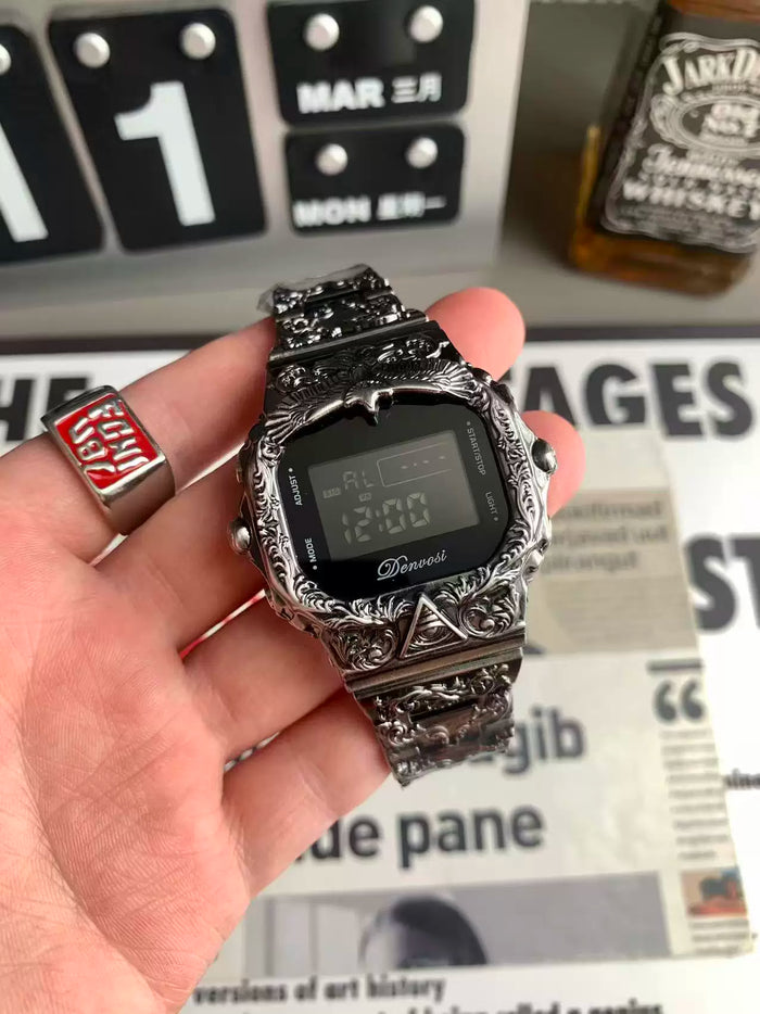 Yeni model Y2K milenyum retro kare saat, erkekler için özgün kabartmalı çelik kayışlı, niş tasarımlı, lüks bir elektronik saat
