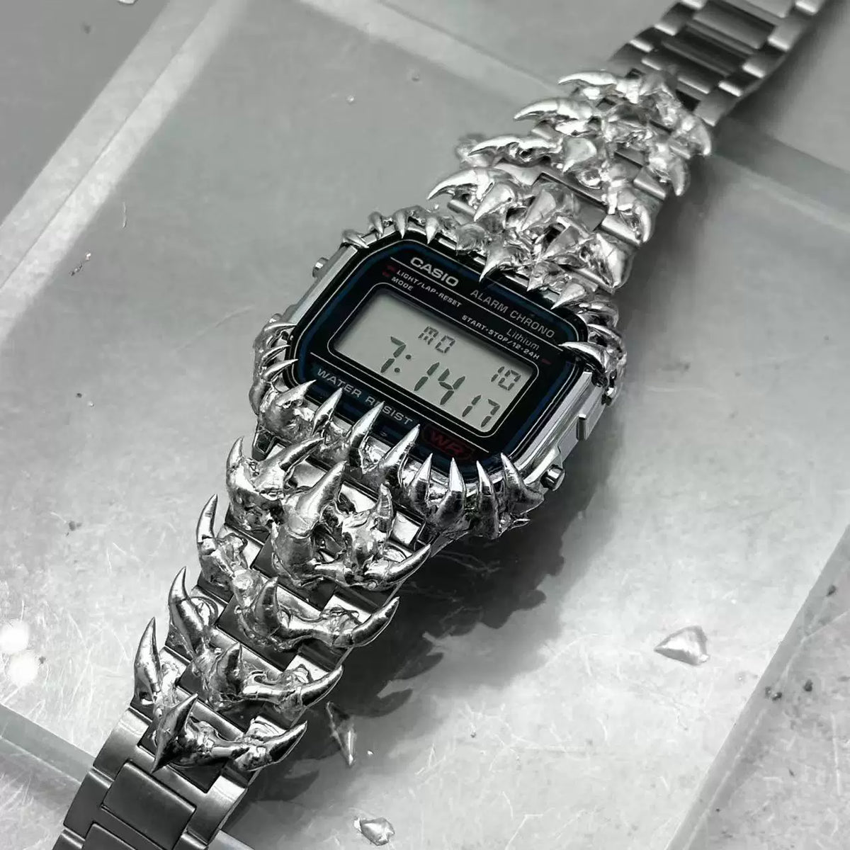 Özgün, tamamen el yapımı lehimli saat; Y2K tarzı retro küçük kare saat; elektronik saat; metal kordonlu; hafif lüks; niş; sıra dışı şekilli - Küçük kare saat